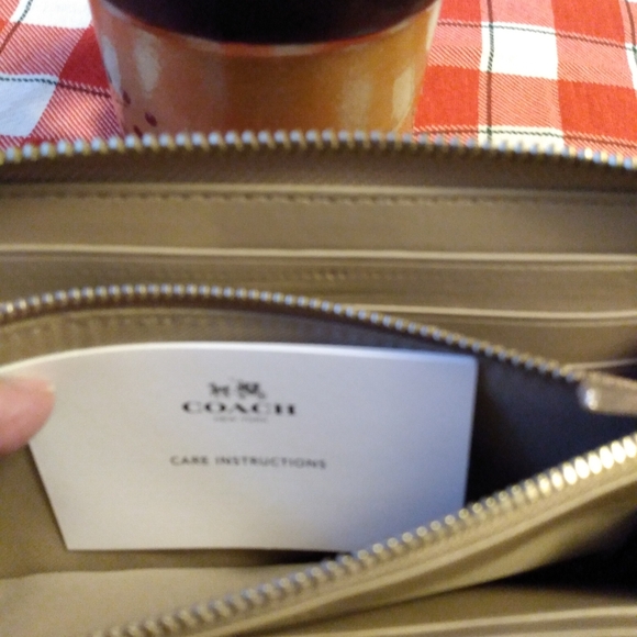 NWOT Coach Accordion Zip Waller w/ Tea Rose and Tooling - Picture 8 of 9